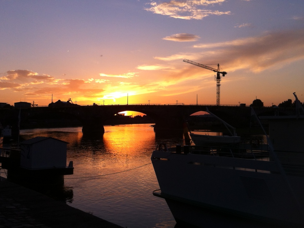 Flußbrücke bei Sonnenuntergang