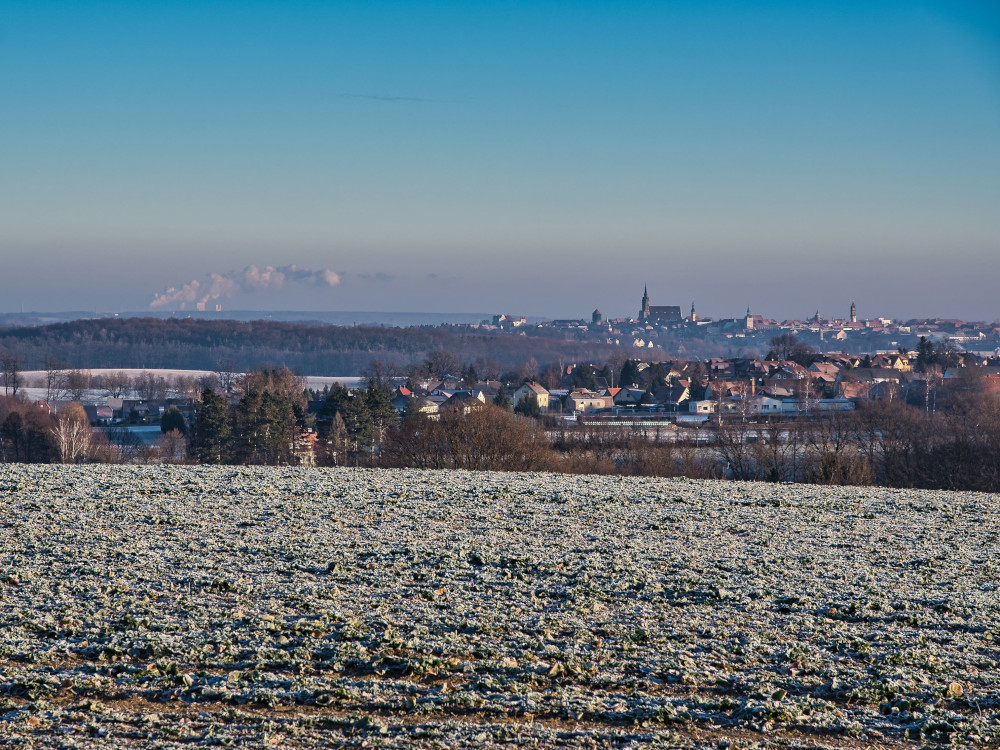 Blick auf Stadt mit Kraftwerk im Hintergrund